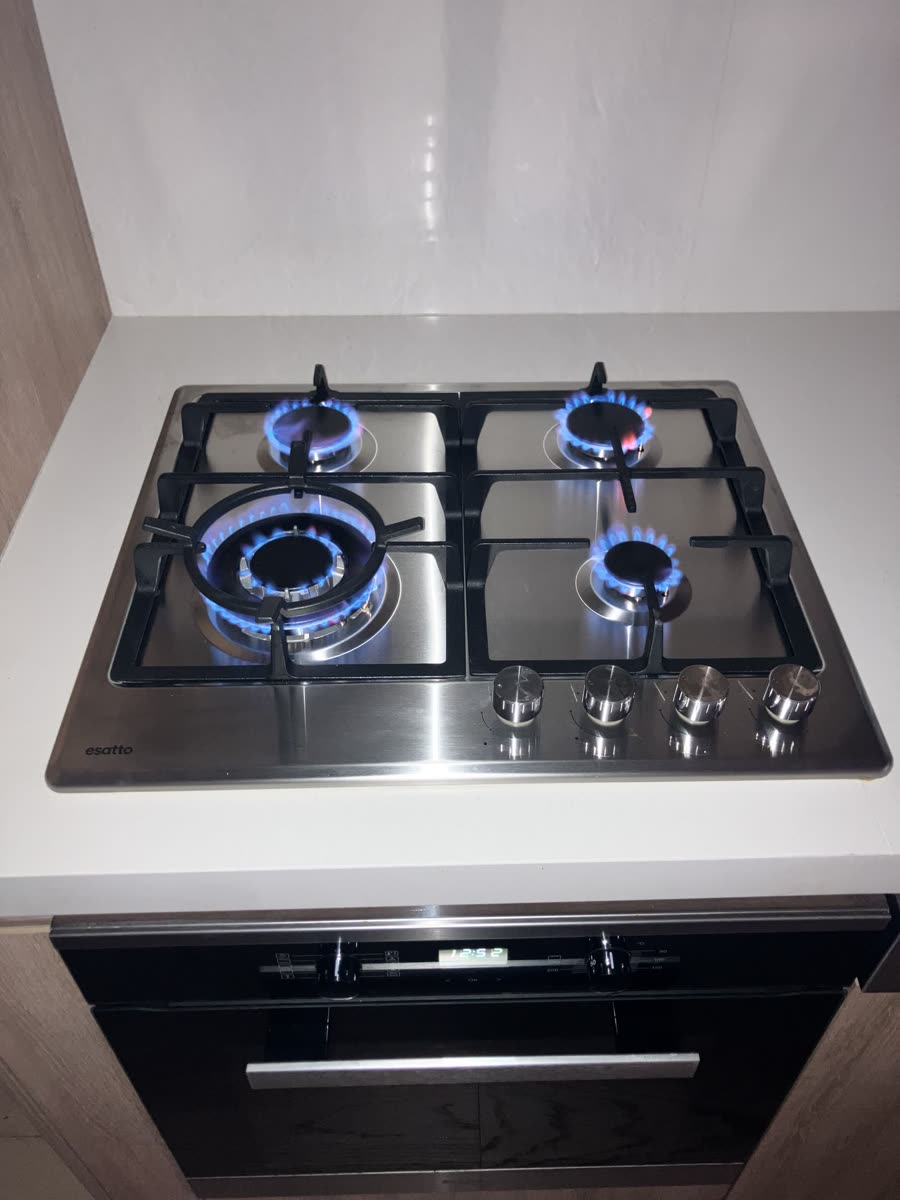 Cooktop connection and kitchen appliance wiring